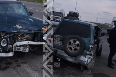 İki avtomobil toqquşub, xəsarət alanlar var