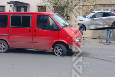 Gəncədə "Ford Transit" "Changan"ı vurdu