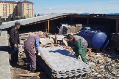 Gəncədə qəzalı dam örtüyünün təmirinə başlanılıb
