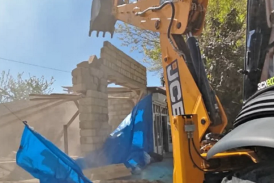 Gəncədə qanunsuz inşa olunan tikili sökülüb