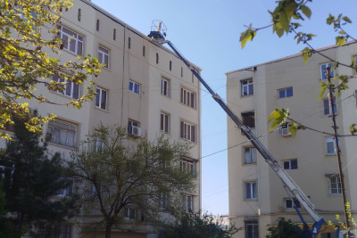 Gəncədə yaşayış binasının dam örtüyü təmir edilib