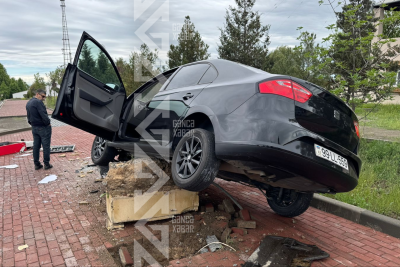 Maşını yüksək sürətlə idarə etdi, reklam lövhəsinə çırpdı