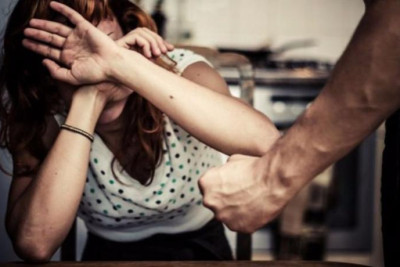 "Evdə yemək yoxdur" cavabı mübahisəyə səbəb oldu – Qadının burnu sındı
