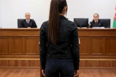 Təpiklənən qadın hakim qarşısında sevgilisini bağışladı
