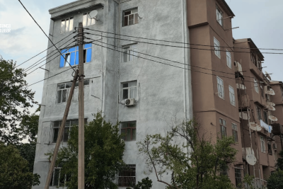 Gəncədə çoxmənzilli binaların həyətindəki dirəklər qəzalı vəziyyətdədir