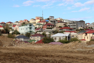 Kommunikasiya xətlərinin üzərində tikilən evlərin sənədləşdirilməsi mümkün deyil - Dövlət Xidmətinin rəisi