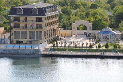 Qayıq hotelin restoranına çırpıldı - Xəsarət alanlar var