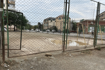 Yeni Gəncə sakinləri binaların həyətindən NARAZIDIRLAR