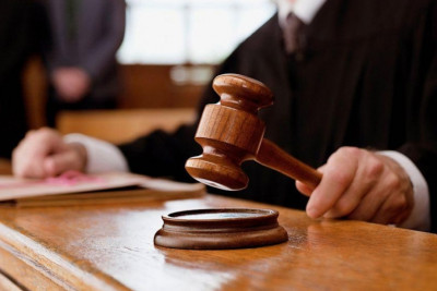 Ayaqqabını verməyən arvadını taxta parçası ilə döydü – QƏRİBƏ OLAY