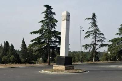 Gəncədə yolun ortasındakı abidə əyildi