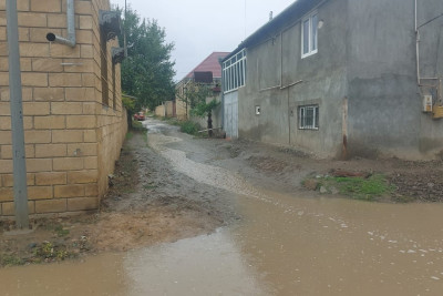 Gəncədə Müşviq Adıgözəlov küçəsini yenə su basdı