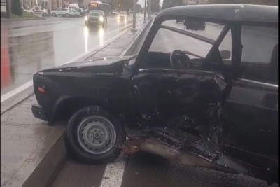 Gəncədə "Mercedes"lə "VAZ - 2107" toqquşub