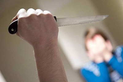 Kişi keçmiş həyat yoldaşını uşaq bağçasında bıçaqladı