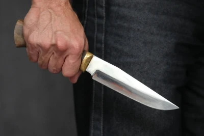 Dostu dava saldı, onları barışdırmağa gəldi, özü bıçaqlandı