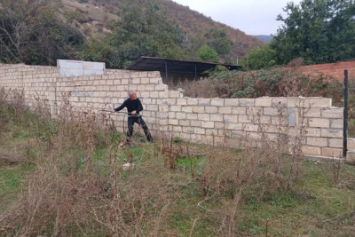 Zəbt edilmiş ərazilərin hasarları sökülür