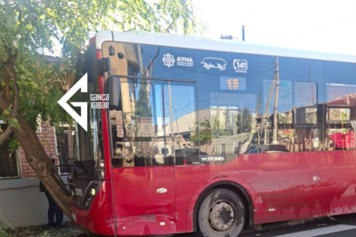 Gəncədə "Kia" ilə toqquşan "Baku Bus" avtobusu ağaca çırpıldı